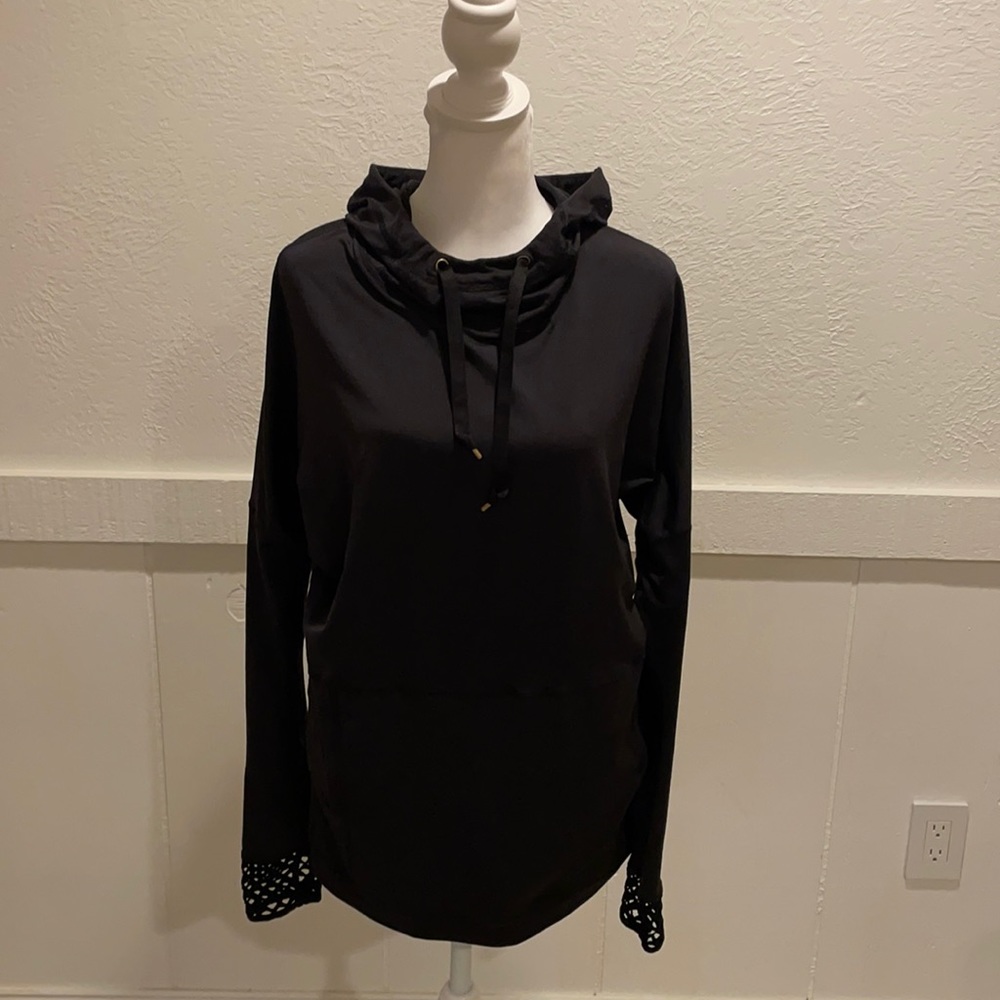 Alala Longe Sleeve with Hood